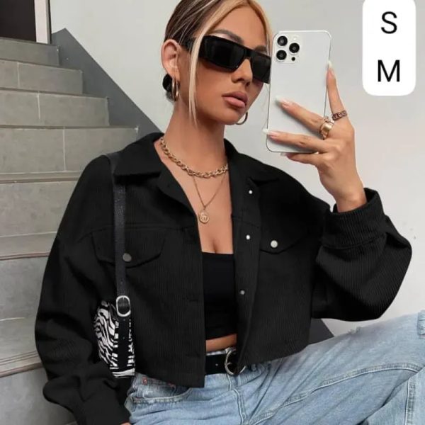  Chaqueta Crop Negra + Denim Claro – Estilo urbano con actitud