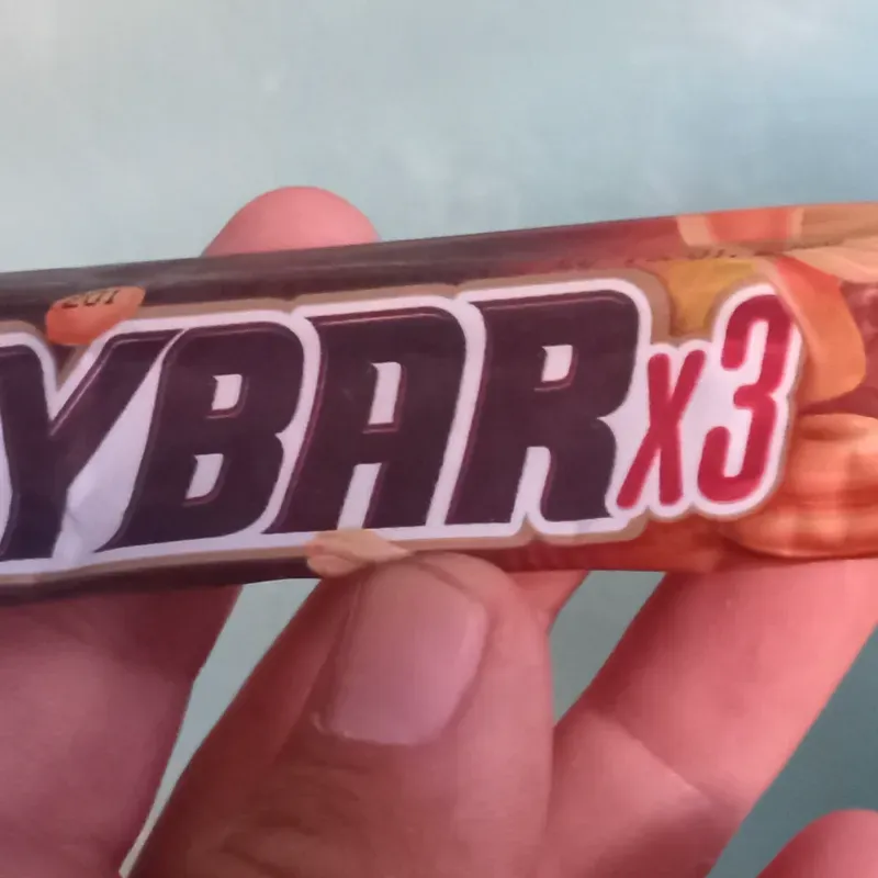 Barra chocolate con crema leche en el centro y Mani