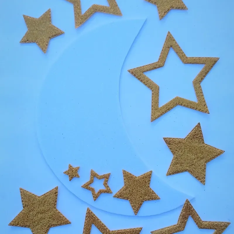 Media luna con estrellas doradas