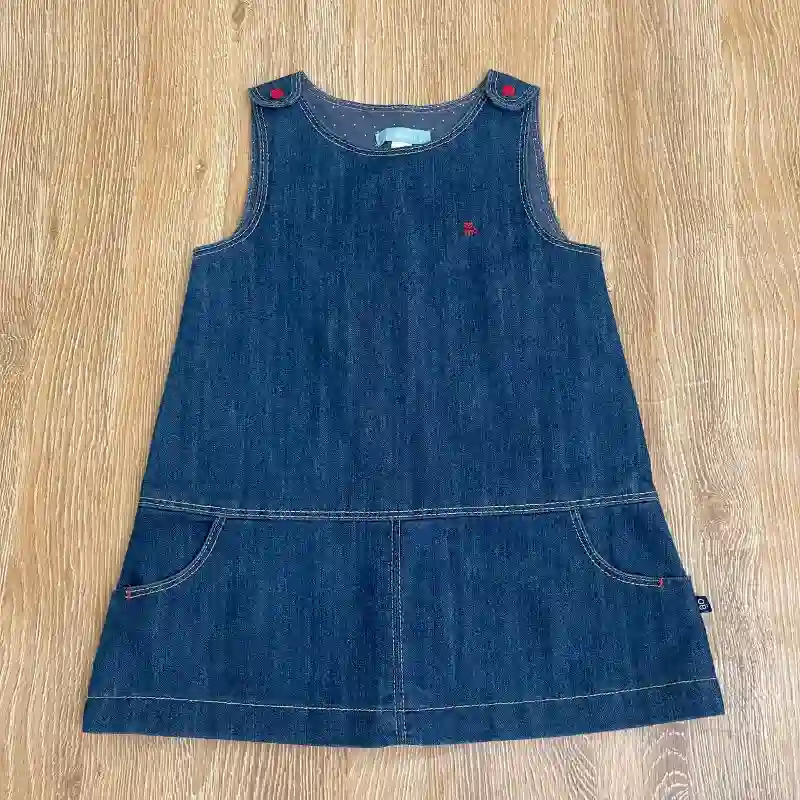 Vestido de mezclilla con botones rojos