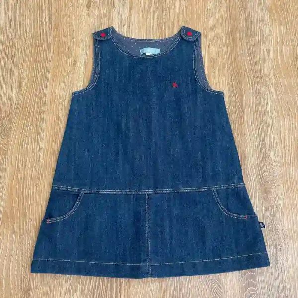 Vestido de mezclilla con botones rojos
