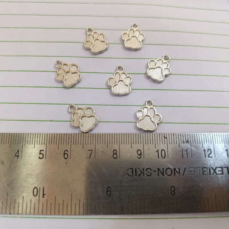 Dijes en forma de huellitas  color plateado claro