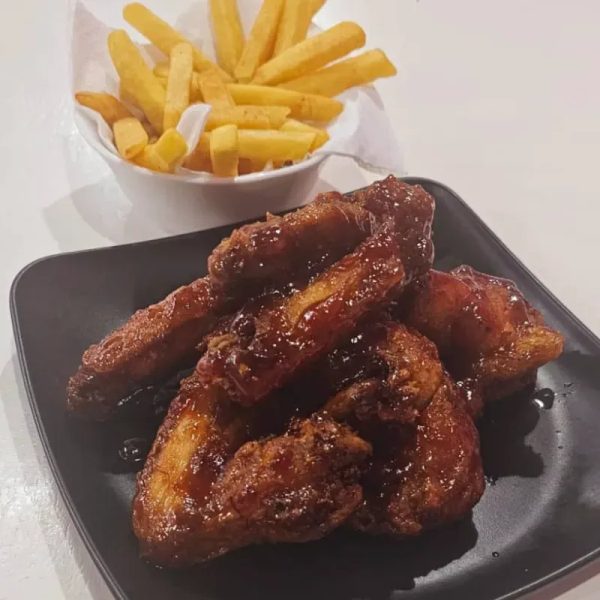 Alitas de Pollo Bañadas en Salsa Barbacoa