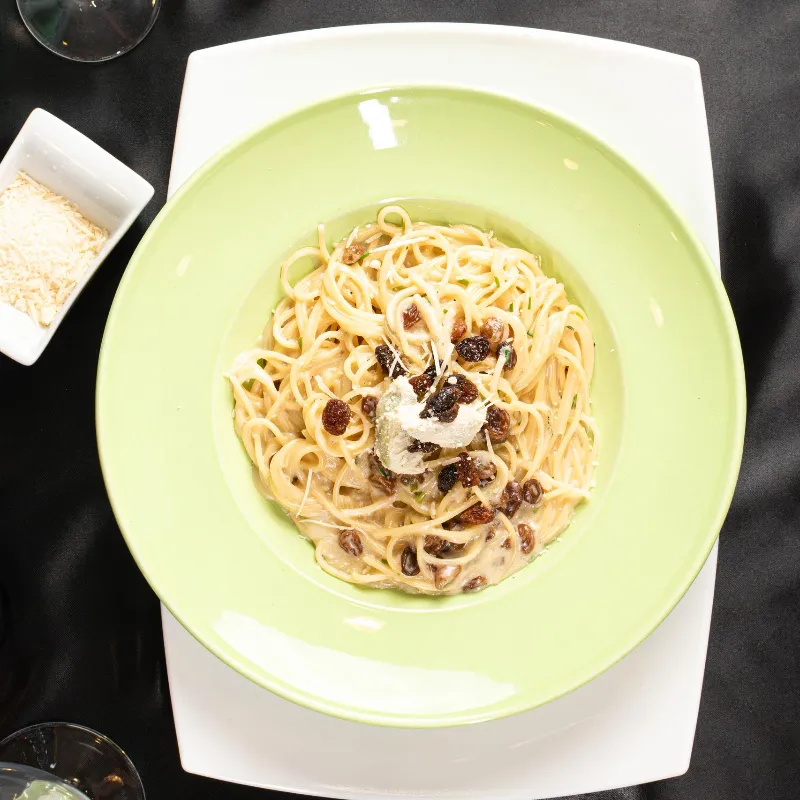 Pasta con queso azul y uvas pasas