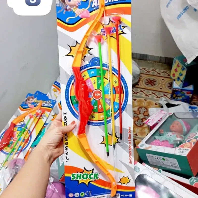 Arco grande con tres flechas