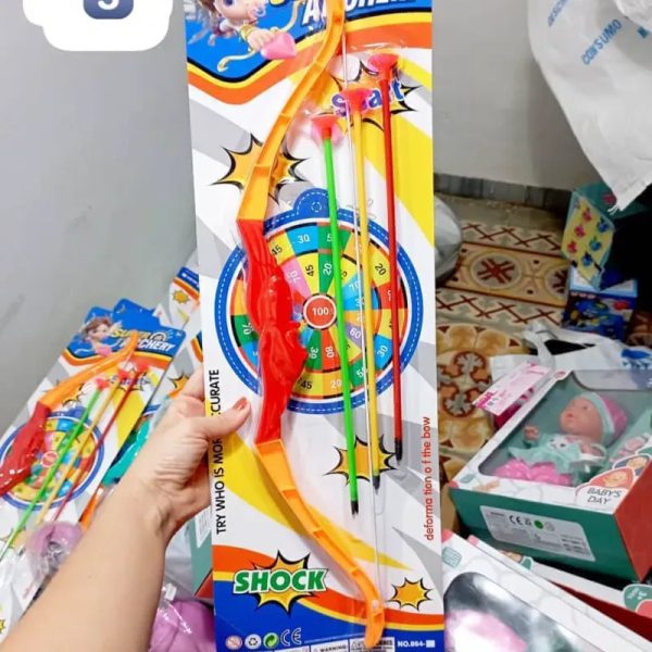 Arco grande con tres flechas