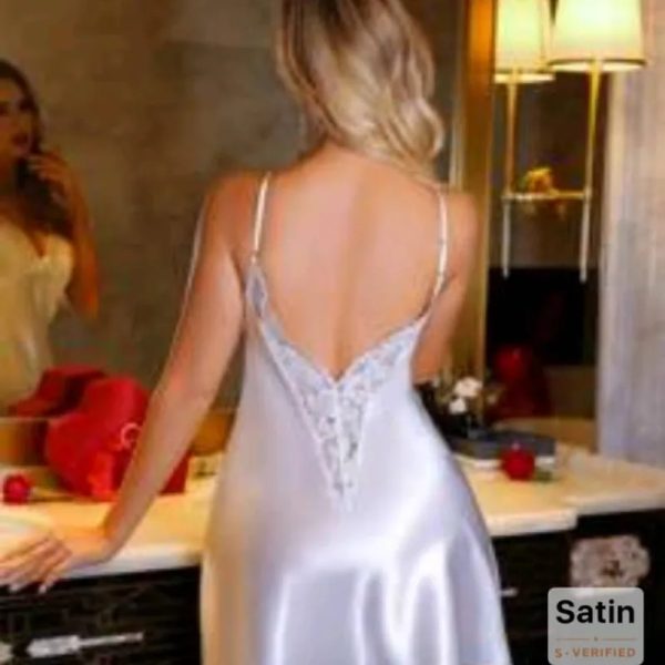 Vestido blanco satinado con escote de espalda