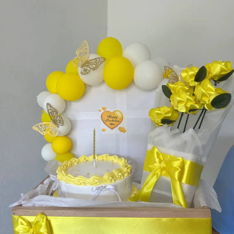 Caja de regalo con torta y flores ✨