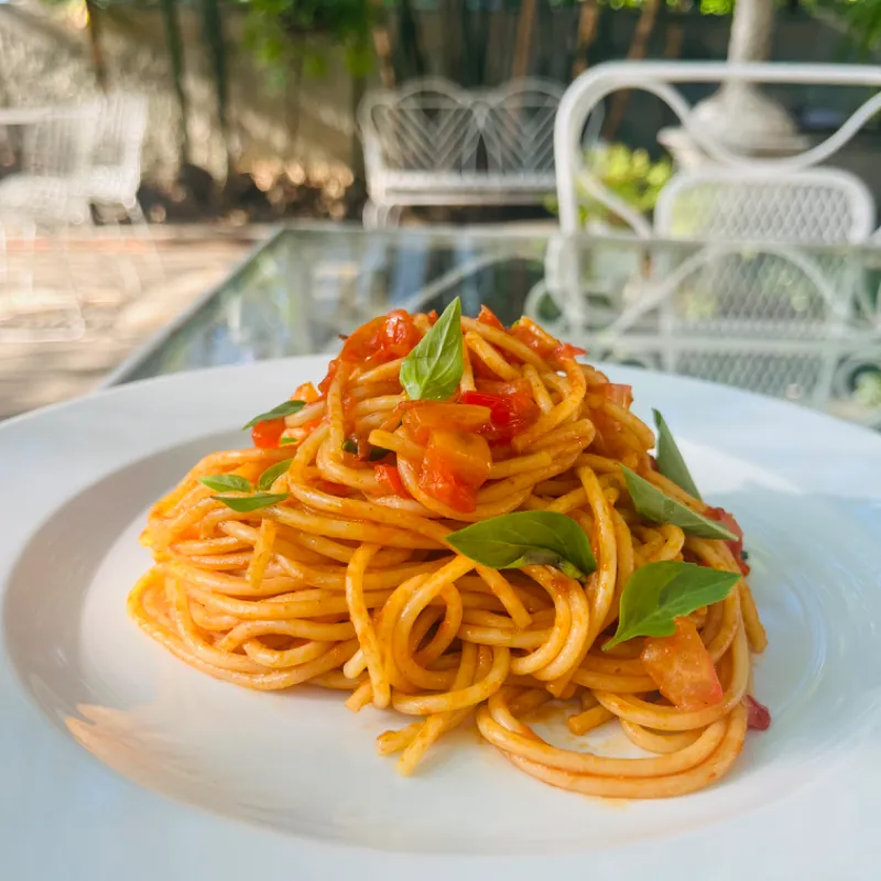 Pasta con Tomate y Albahaca