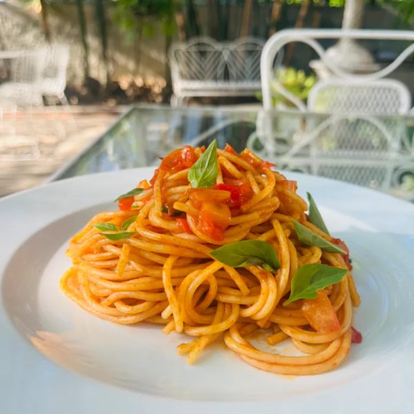 Pasta con Tomate y Albahaca