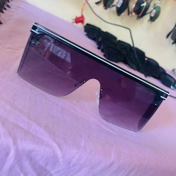 Gafas de sol con lentes oscuros