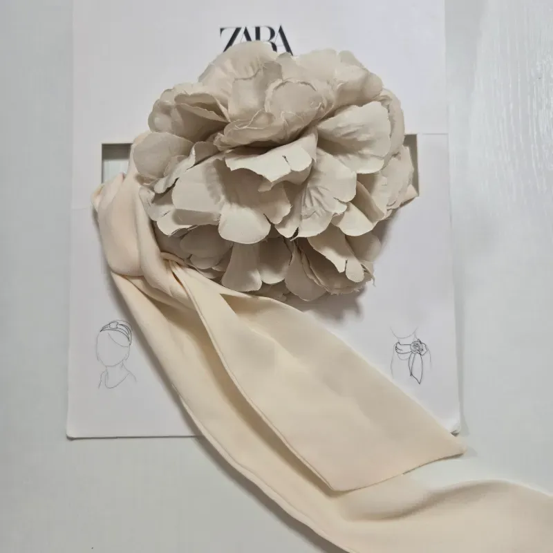 Pañuelo con flor beige