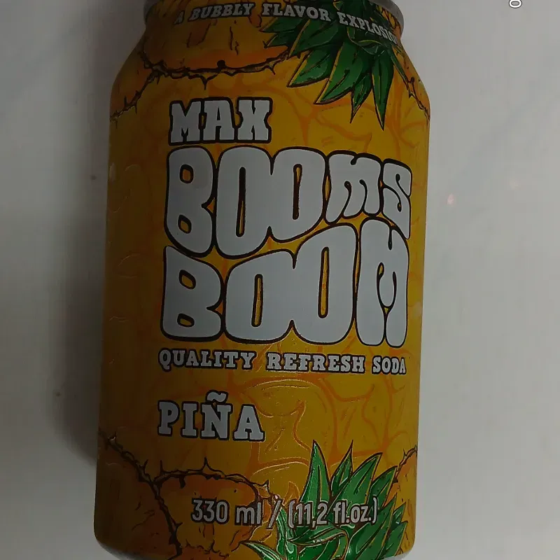 Refresco gaseado Max Boms Bom sabor piña, 330 ml.