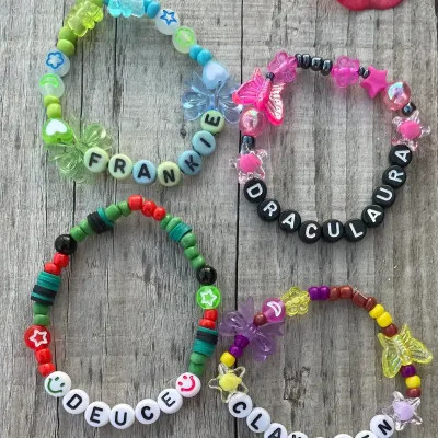 Pulseras temáticas.