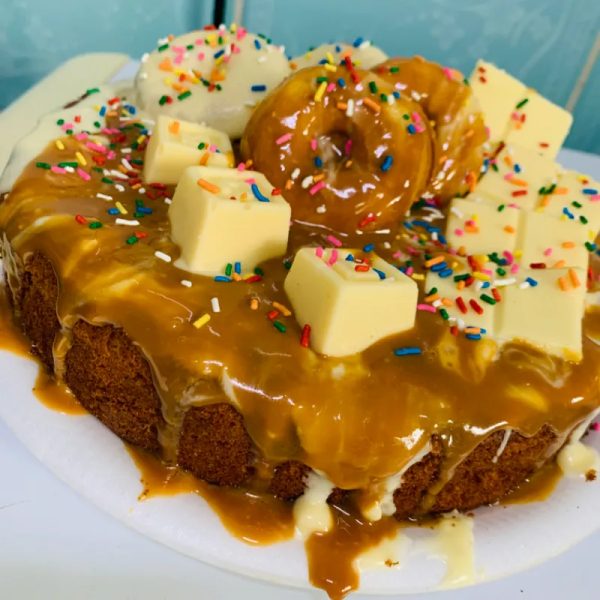 Panetela cubierta de leche condensada