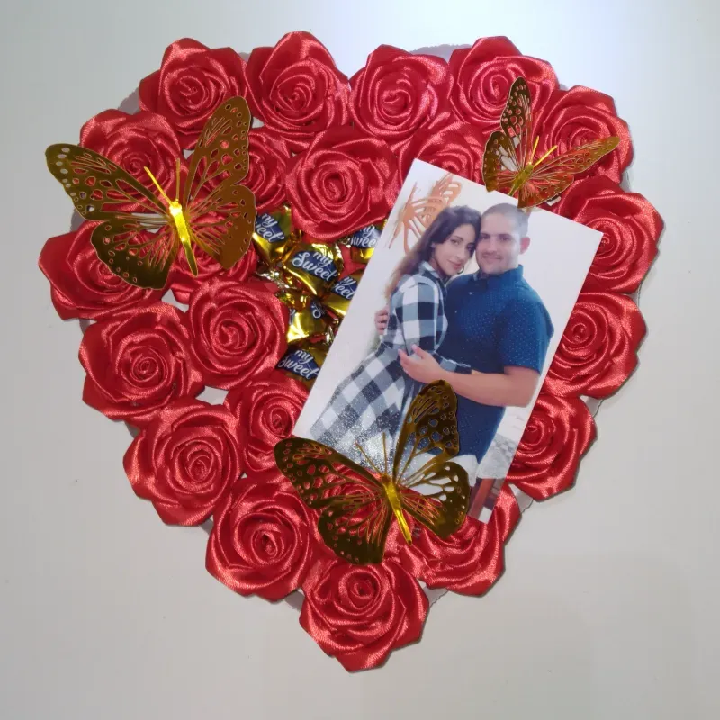 Caja corazón de 25 rosas eternas y 10 bombones