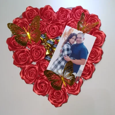 Caja corazón de 25 rosas eternas y 10 bombones