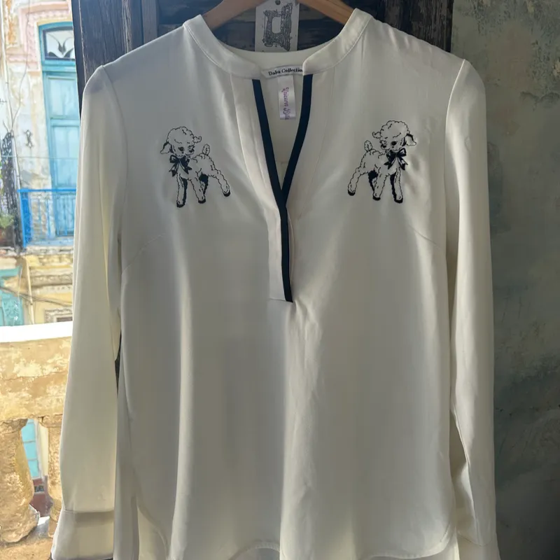 Camisa blanca con ovejitas bordadas