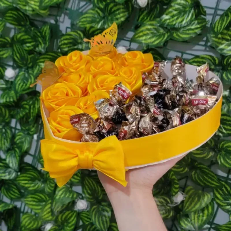  Cajita con 10 rosas , 10 bombones 