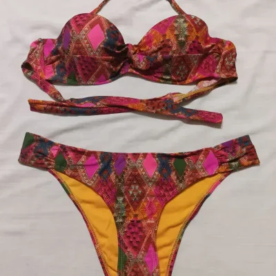 Bikini naranja de estampado triangular.