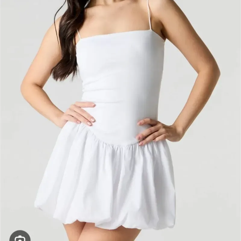 Vestido blanco bombache.