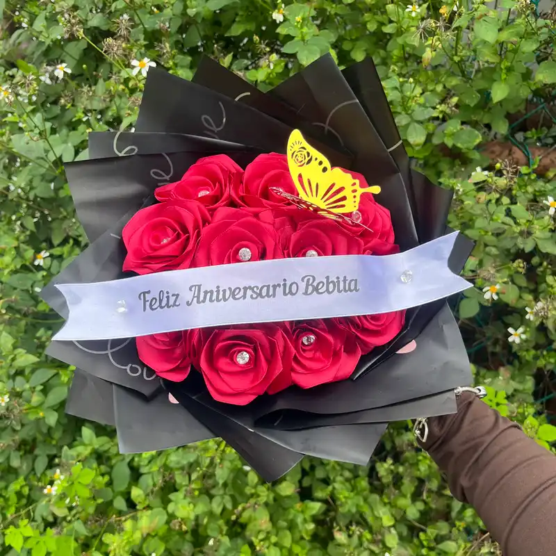 Ramo de 10 rosas con banda personalizada y accesorios de diamantes