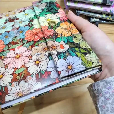 Agenda de jardín de flores con cierre de broche