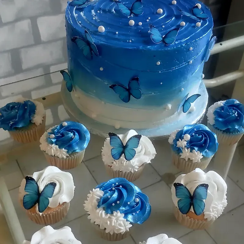 22 cm  matizado azul, con 10 cupcakes