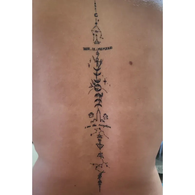 Mi novia super complacida con su tatuaje