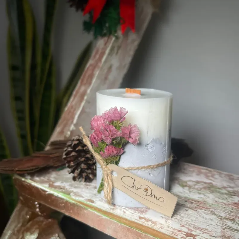 Vela de soja en base de cemento.