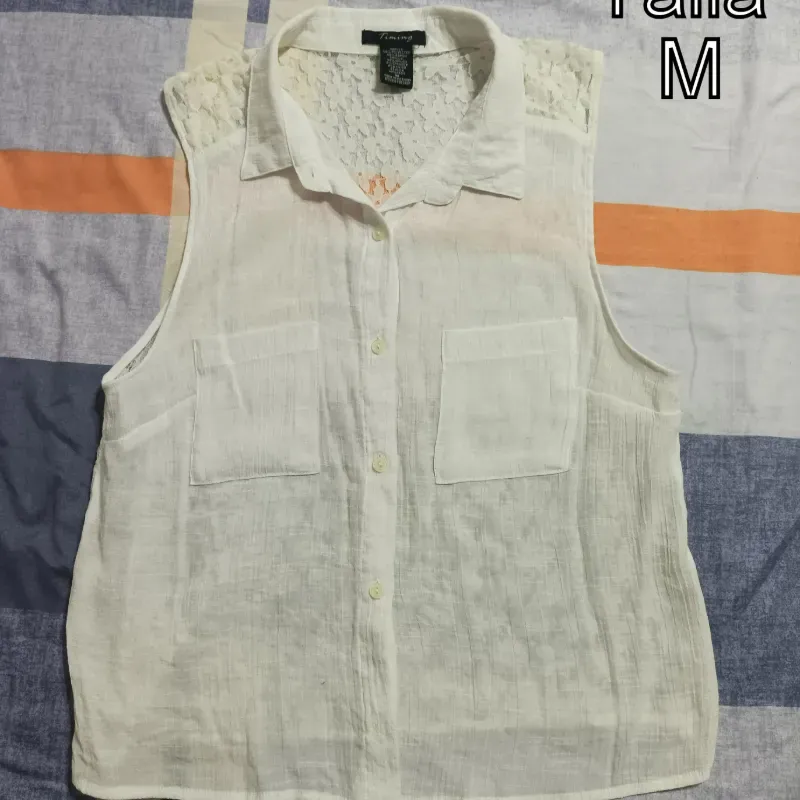 Blusa blanca, con encaje de flores por atrás