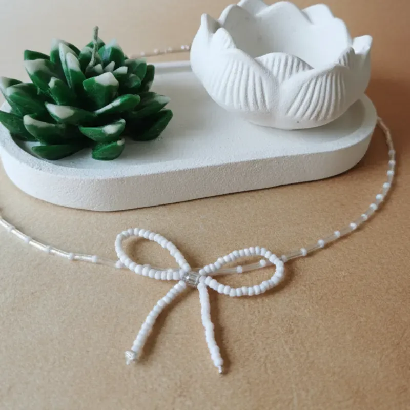 Collar de cuentas con lacito