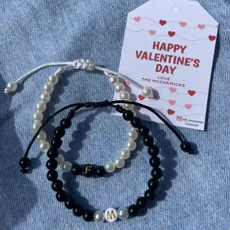 Pulseras de perlas con iniciales