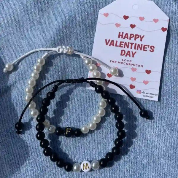 Pulseras de perlas con iniciales