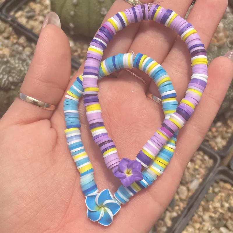 Pulsera de fimo com plumeria.