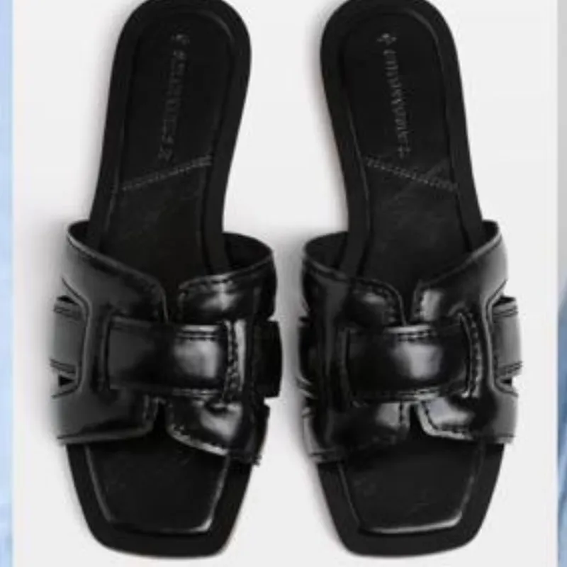 Sandalia plana cruzada