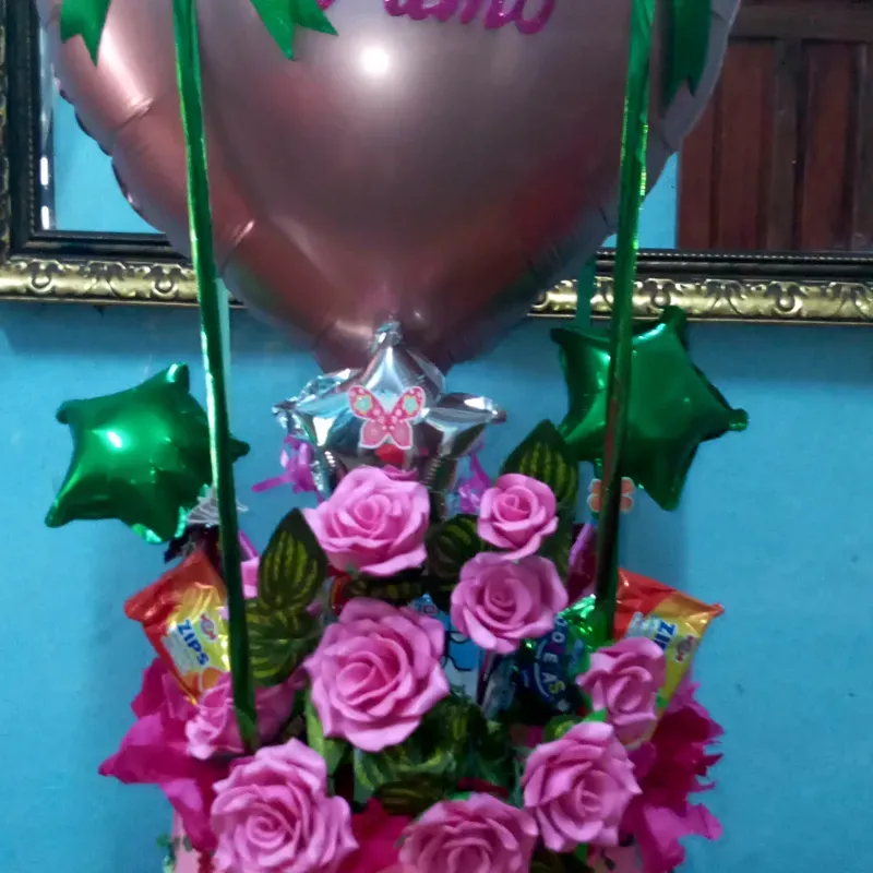 Arreglo floral con globo y confituras