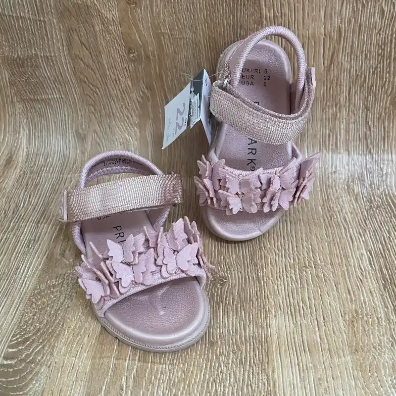 Sandalias con mariposas color rosado