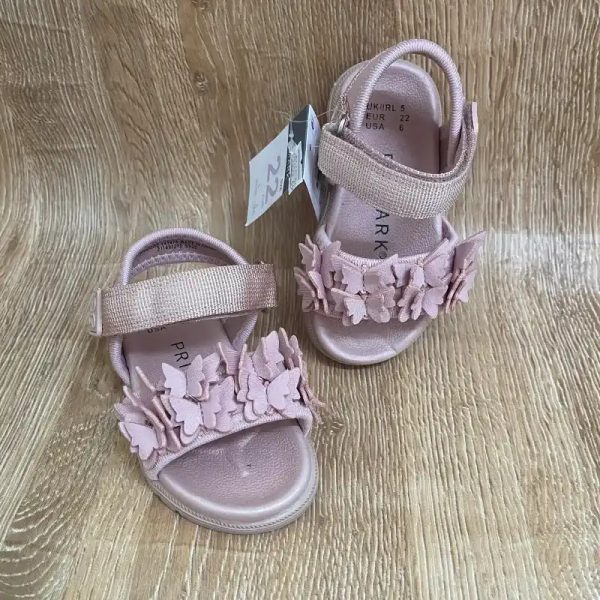Sandalias con mariposas color rosado