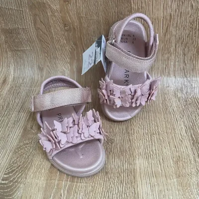 Sandalias con mariposas color rosado