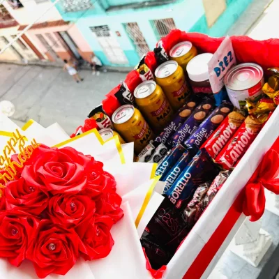 Combo de rosas y caja con confituras