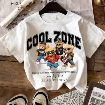 Camiseta blanca con diseño de letras y osos