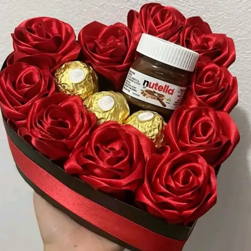 Corazón 10 rosas eternas+ 3 ferreros+ nutella