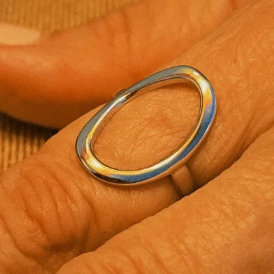 Anillo plateado ovalado abierto