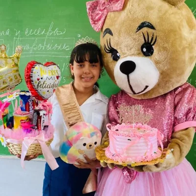 Cesta de mimbre decorada y la participación especial de la osita Aurora