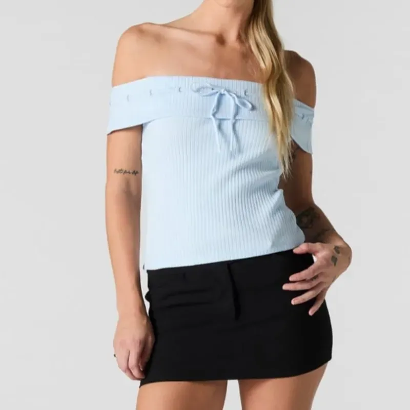 Blusa azul cielo de hombros descubiertos