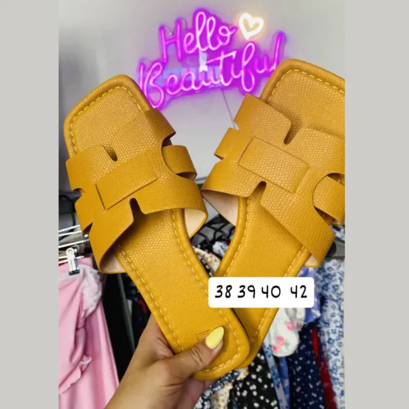 Sandalias planas amarillas