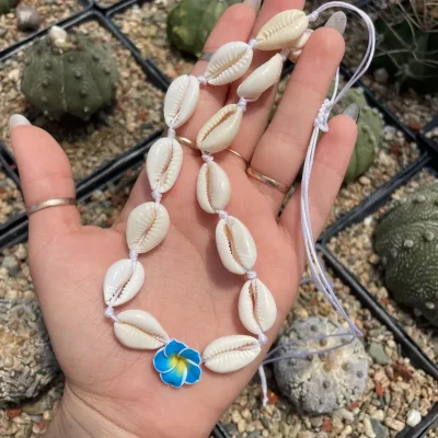 Collar de caracoles con plumeria