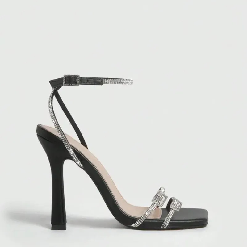 Tacones negros con brillantes