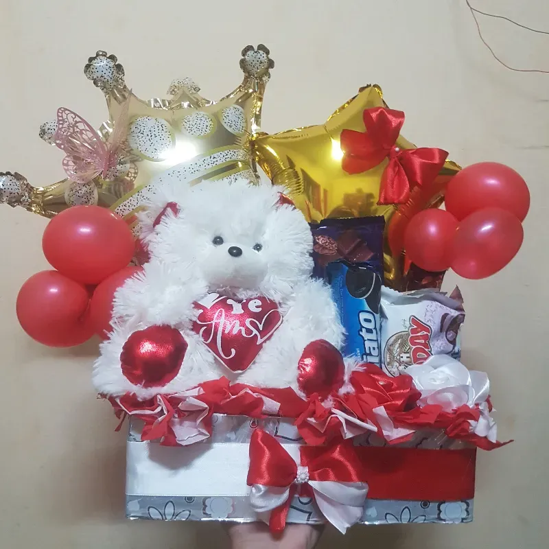 Caja rectangular con peluche